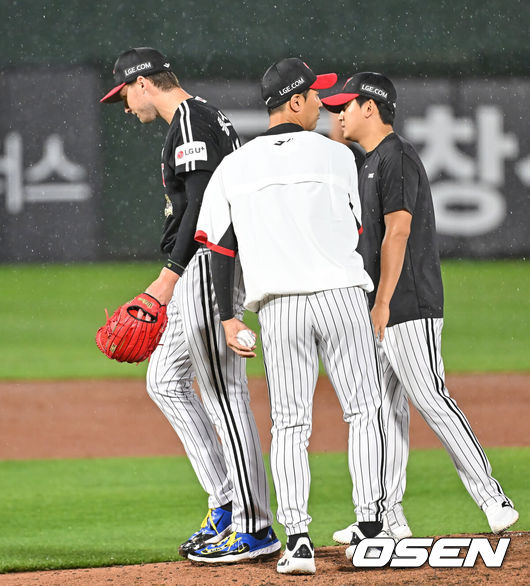 [OSEN=부산, 이석우 기자] 26일 부산 사직야구장에서 2026 신한 SOL KBO 리그 롯데 자이언츠와 LG 트윈스의 경기가 열렸다. 홈팀 롯데는 비슬리가, 방문팀 LG는 톨허스트가 선발 출전했다.LG 트윈스 톨허스트가 7회말 교체되고 있다. 2026.05.26 / foto0307@osen.co.kr