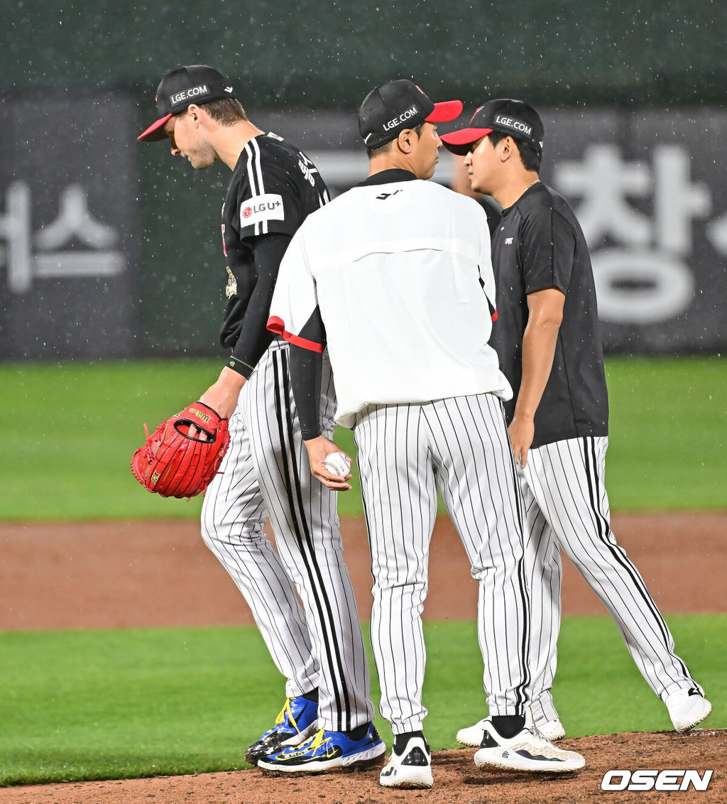 26일 부산 사직야구장에서 2026 신한 SOL KBO 리그 롯데 자이언츠와 LG 트윈스의 경기가 열렸다. 홈팀 롯데는 비슬리가, 방문팀 LG는 톨허스트가 선발 출전했다.LG 트윈스 톨허스트가 7회말 교체되고 있다. 2026.05.26 / foto0307@osen.co.kr
