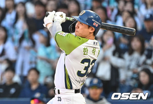 [OSEN=창원, 이석우 기자] 9일 창원NC파크에서 2026 신한 SOL KBO 리그 NC 다이노스와 삼성 라이온즈의 경기가 열렸다. 홈팀 NC는 신민혁이, 방문팀 삼성은 후라도가 선발 출전했다. NC 다이노스 한석현이 6회말 무사 1,3루 좌익수 희생플라이를 치고 있다. 2026.05.09 / foto0307@osen.co.kr