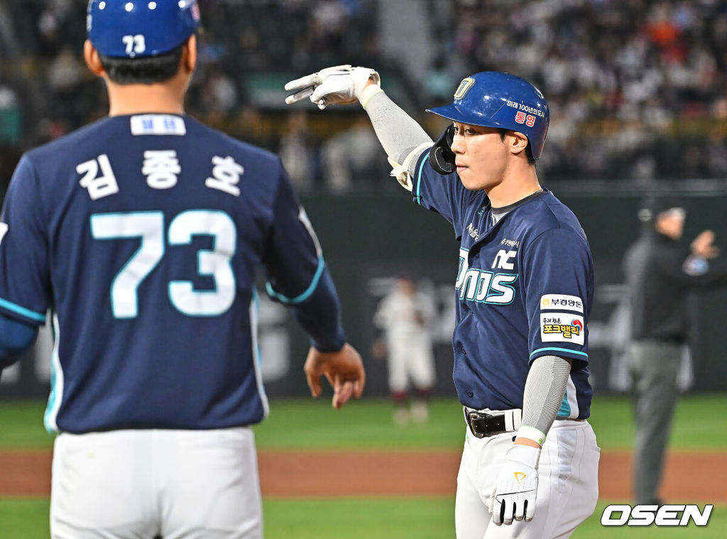 13일 부산 사직야구장에서 2026 신한 SOL KBO 리그 롯데 자이언츠와 NC 다이노스의 경기가 열렸다. 홈팀 롯데는 비슬리가, 방문팀 NC는 테일러가 선발 출전했다.NC 다이노스 한석현이 5회초 1사 1,3루 우익수 앞 1타점 안타를 치고 세리머니를 하고 있다. 2026.05.13 / foto0307@osen.co.kr