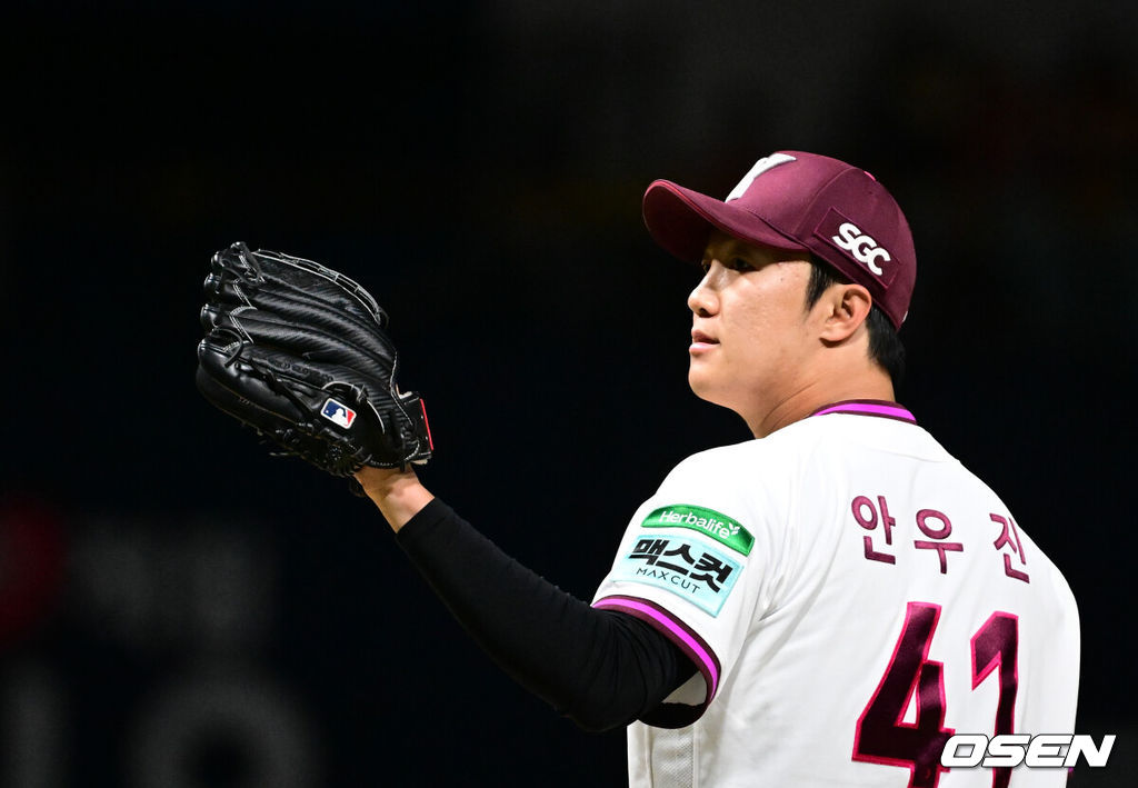 26일 오후 서울 고척스카이돔에서 2026 신한 SOL KBO 리그 키움 히어로즈와 KIA 타이거즈의 경기가 열렸다.이날 경기에 키움은 안우진을, KIA는 김태형을 선발투수로 내세웠다.카움 안우진이 피칭을 준비하고 있다.  2026.05.26 /cej@osen.co.kr