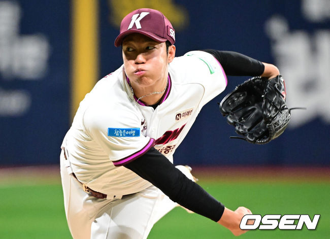 [OSEN=고척, 조은정 기자]26일 오후 서울 고척스카이돔에서 2026 신한 SOL KBO 리그 키움 히어로즈와 KIA 타이거즈의 경기가 열렸다.이날 경기에 키움은 안우진을, KIA는 김태형을 선발투수로 내세웠다.1회초 키움 안우진이 역투하고 있다.  2026.05.26 /cej@osen.co.kr