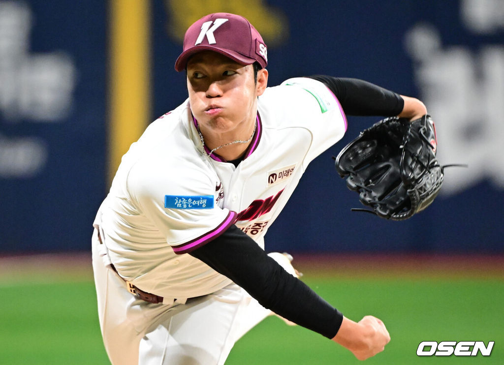 26일 오후 서울 고척스카이돔에서 2026 신한 SOL KBO 리그 키움 히어로즈와 KIA 타이거즈의 경기가 열렸다.이날 경기에 키움은 안우진을, KIA는 김태형을 선발투수로 내세웠다.1회초 키움 안우진이 역투하고 있다.  2026.05.26 /cej@osen.co.kr