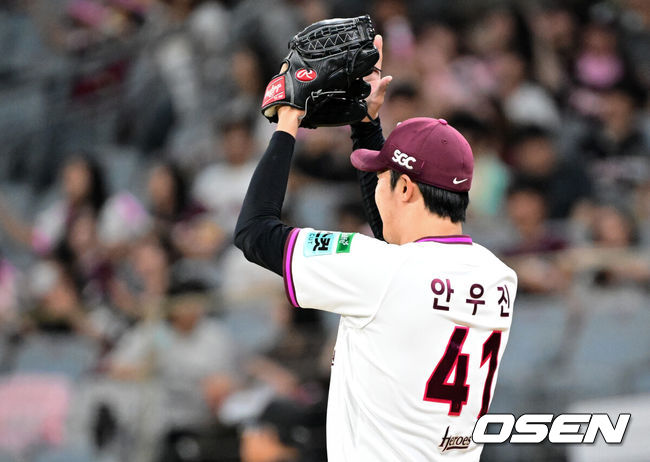 [OSEN=고척, 조은정 기자]26일 오후 서울 고척스카이돔에서 2026 신한 SOL KBO 리그 키움 히어로즈와 KIA 타이거즈의 경기가 열렸다.이날 경기에 키움은 안우진을, KIA는 김태형을 선발투수로 내세웠다.3회초 키움 우익수 임병욱이 KIA 박재현의 잘 맞은 타구에 호수비를 펼치자 선발 안우진이 박수를 보내고 있다. 2026.05.26 /cej@osen.co.kr