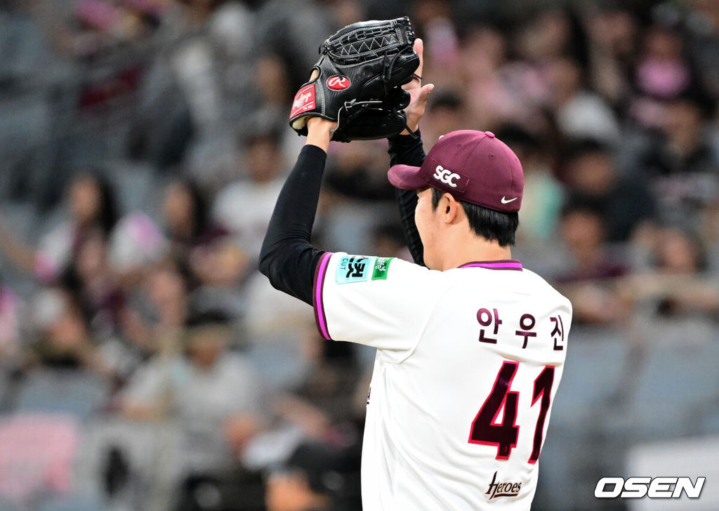 26일 오후 서울 고척스카이돔에서 2026 신한 SOL KBO 리그 키움 히어로즈와 KIA 타이거즈의 경기가 열렸다.이날 경기에 키움은 안우진을, KIA는 김태형을 선발투수로 내세웠다.3회초 키움 우익수 임병욱이 KIA 박재현의 잘 맞은 타구에 호수비를 펼치자 선발 안우진이 박수를 보내고 있다. 2026.05.26 /cej@osen.co.kr
