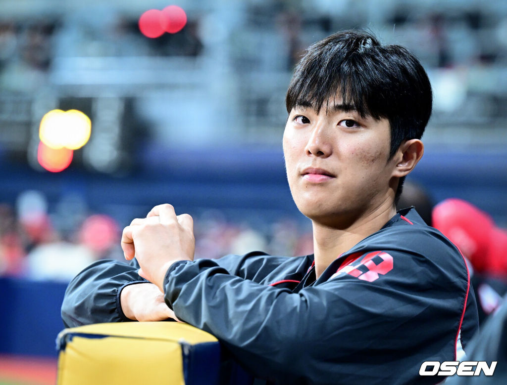 26일 오후 서울 고척스카이돔에서 2026 신한 SOL KBO 리그 키움 히어로즈와 KIA 타이거즈의 경기가 열렸다.이날 경기에 키움은 안우진을, KIA는 김태형을 선발투수로 내세웠다.1군에 합류한 KIA 이의리가 경기를 지켜보고 있다. 2026.05.26 /cej@osen.co.kr