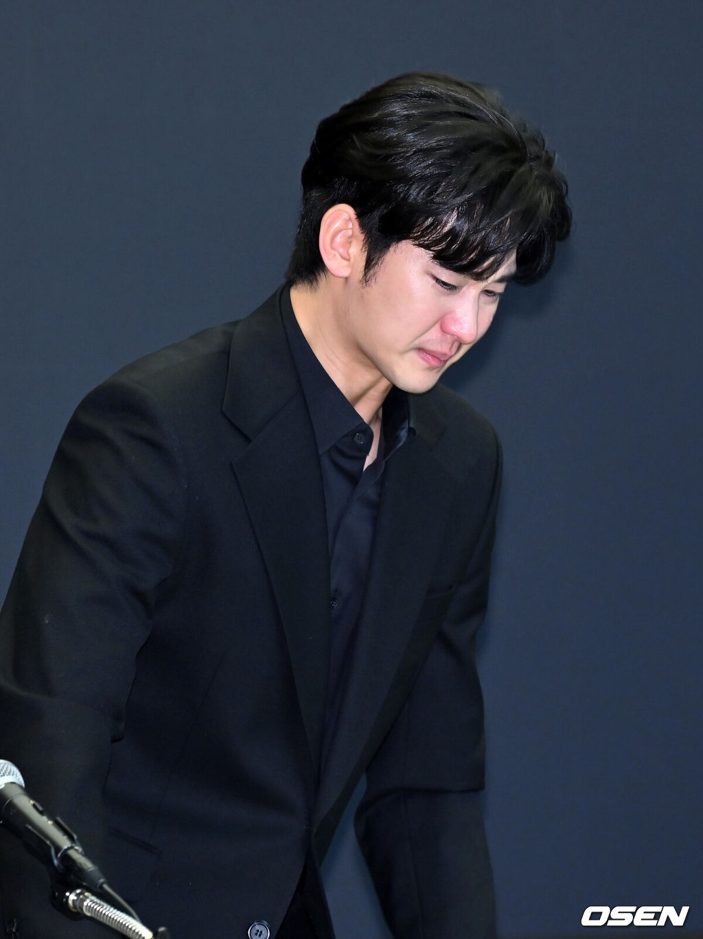 31일 오후 서울 마포구 상암동 스탠포드호텔에서 김수현 기자회견이 열렸다.배우 김수현은 故김새론 사망 이후 그를 휘감은 미성년자 열애 의혹 등에 대한 기자회견에 참석한다. 고인 사망 후 44일 만이며, 김수현은 법무법인 엘케이비앤파트너스 김종복 변호사와 함께 참석한다. 다만 기자회견에서 질의응답은 이뤄지지 않는다.배우 김수현이 기자회견을 마치고 취재진의 질문을 뒤로한 채 퇴장하고 있다. 2025.03.31 / rumi@osen.co.kr