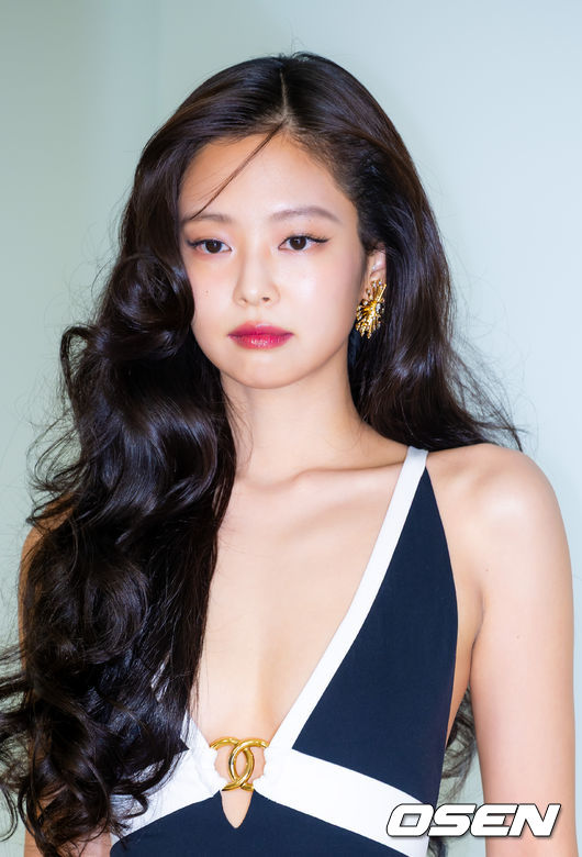 [OSEN=민경훈 기자] 26일 서울 여의도 퐁피두센터 한화 서울의 복도에서 한 프랑스 럭셔리 브랜드 2026 공방 컬렉션 서울 쇼 포토월 행사가 열렸다. 쇼2부 포토월에는 틸다 스윈튼(TILDA SWINTON), 블랙핑크 제니, 지드래곤, 배우 김고은, 박서준, 고윤정, 윤여정, 이병헌, 전여빈, 김다미, 이수혁, 구교환, 지창욱, 아일릿_원희, 올데이프로젝트_타잔, 라이즈_원빈, DJ 페기, 영화 감독 매기 강, 방송인 김나영 등이 참석자에 이름을 올렸다.이날 행사에 참석한 블랙핑크 제니가 포토타임을 갖고 있다. 2026.05.26 / rumi@osen.co.kr