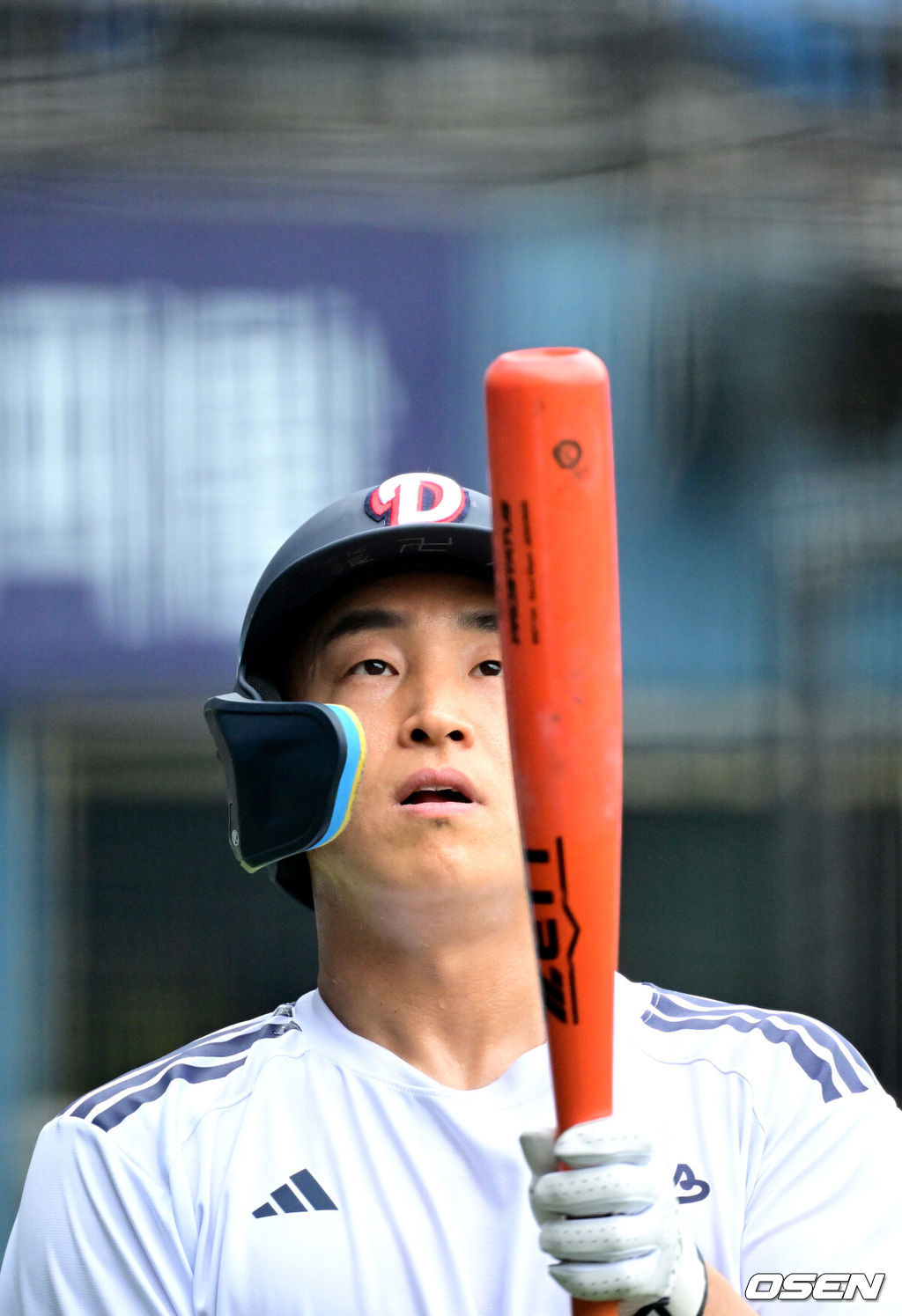 27일 서울 잠실야구장에서 ‘2026 신한 SOL Bank KBO리그’ 두산 베어스와 KT 위즈의 경기가 열린다.홈팀 두산은 웨스 벤자민, 방문팀 KT는 오원석을 선발로 내세운다.경기를 앞두고 두산 손아섭이 타격 훈련을 준비하고 있다. 2026.05.27 / dreamer@osen.co.kr