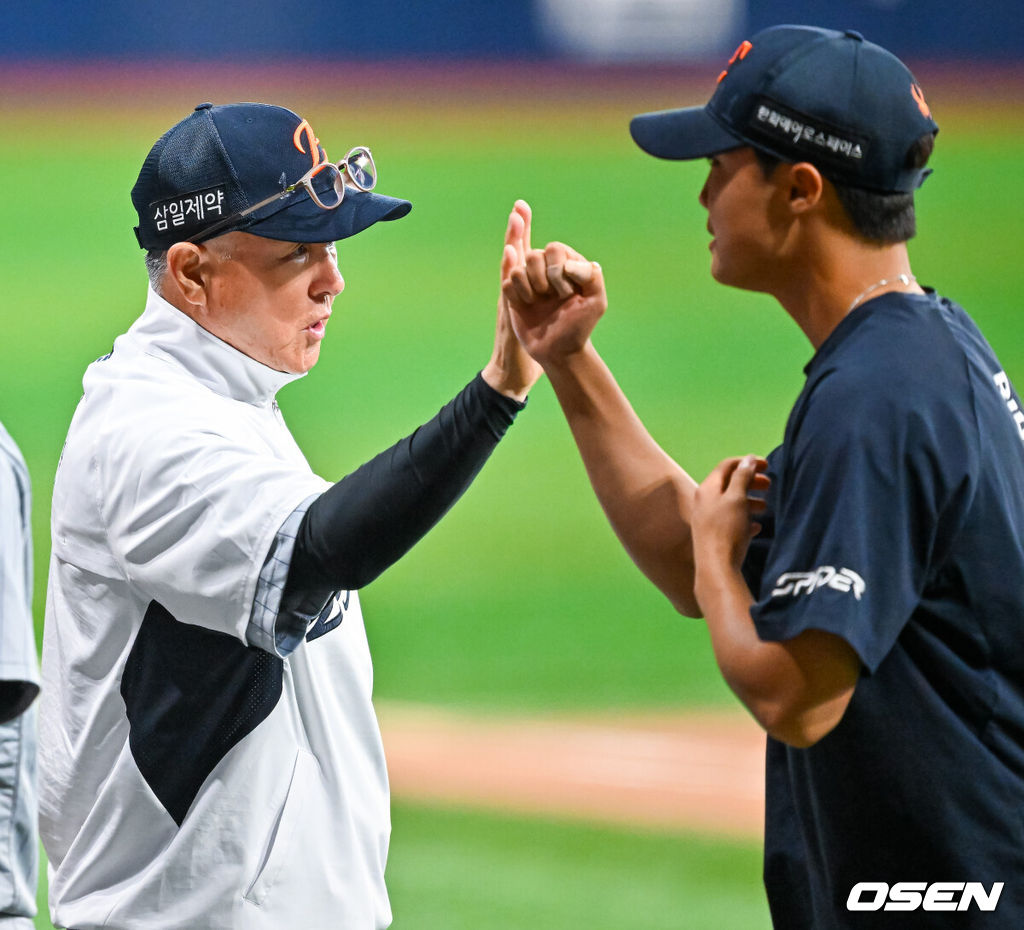 14일 서울 고척 스카이돔에서 2026 신한 SOL KBO리그 키움 히어로즈와 한화 이글스의 경기가 열렸다.이 경기에서 한화는 키움에 10-1로 승리했다. 이날 승리로 지난 경기 패배를 설욕하고 위닝시리즈를 달성했다. 최근 3연속 위닝시리즈다. 경기를 마치고 한화 김경문 감독이 정우주와 하이파이브를 하고 있다. 2026.05.14 / rumi@osen.co.kr