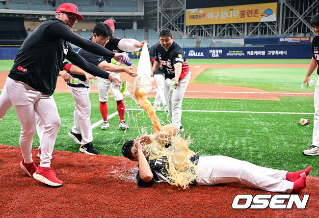 [OSEN=고척, 조은정 기자]프로야구 KIA 타이거즈가 키움 히어로즈를 완파하고 4연승을 달성했다.이범호 감독이 이끄는 KIA는 26일 서울 고척스카이돔에서 열린 2026 신한 SOL KBO리그 키움 히어로즈와의 원정경기에서 5-2로 승리했다. 이날 승리로 4연승을 질주한 KIA는 시즌 전적 26승22패1무를 만들었다. 반면 3연패에 빠진 키움은 20승29패1무가 되면서 우천 노게임으로 경기를 쉰 NC 다이노스(19승27패1무)에 밀리며 다시 최하위로 내려앉았다.KIA 김태형이 첫승 기념 물세례를 맞고 있다. 2026.05.26 /cej@osen.co.kr