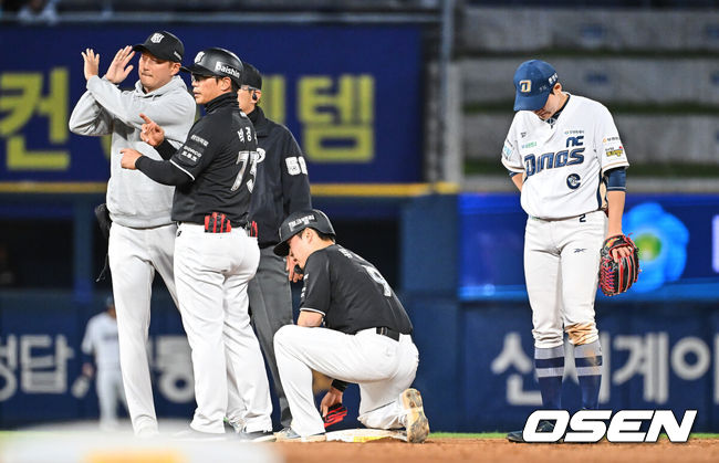 [OSEN=창원, 이석우 기자] 16일 창원NC파크에서 2026 신한 SOL KBO 리그 NC 다이노스와 KT 위즈의 경기가 열렸다. 홈팀 NC는 구창모가, 방문팀 KT는 사우어가 선발 출전했다. KT 위즈 류현인이 3회초 2사 1루 폭투를 틈타 2루 도루를 시도하고 부상을 당해 코치진이 교체 사인을 보내고 있다. 2026.04.16 / foto0307@osen.co.kr