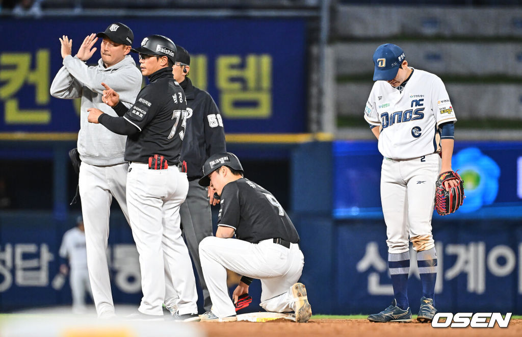 16일 창원NC파크에서 2026 신한 SOL KBO 리그 NC 다이노스와 KT 위즈의 경기가 열렸다. 홈팀 NC는 구창모가, 방문팀 KT는 사우어가 선발 출전했다. KT 위즈 류현인이 3회초 2사 1루 폭투를 틈타 2루 도루를 시도하고 부상을 당해 코치진이 교체 사인을 보내고 있다. 2026.04.16 / foto0307@osen.co.kr
