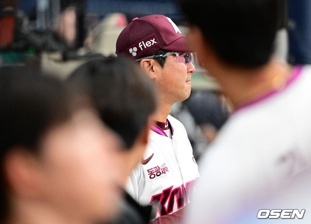10일 서울 고척 스카이돔에서 2026 신한 SOL KBO리그 키움 히어로즈와 KT 위즈의 경기가 열렸다.키움은 전체 1순위 신인 박준현, KT는 배제성이 선발로 나섰다.5회초 수비를 마치고 키움 설종진 감독이 생각에 잠겨 있다. 2026.05.10 / jpnews@osen.co.kr