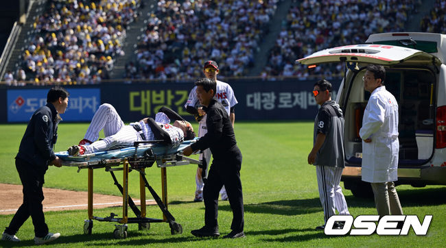 [OSEN=잠실, 조은정 기자]5일 서울 잠실야구장에서 ‘2026 신한 SOL KBO리그’ LG 트윈스와 두산 베어스의 경기가 열렸다.홈팀 LG는 웰스, 방문팀 두산은 잭로그를 선발로 내세웠다. 4회초 1사에서 LG 1루수 문보경이 두산 안재석 땅볼에 포구 실책을 범하며 공을 밟고 넘어졌다. 이때 다리 부상을 당해구급차로 이송됐 다. 고통스러워하는 문보경. 손용준으로 교체 됐다. 2026.05.05 /cej@osen.co.kr