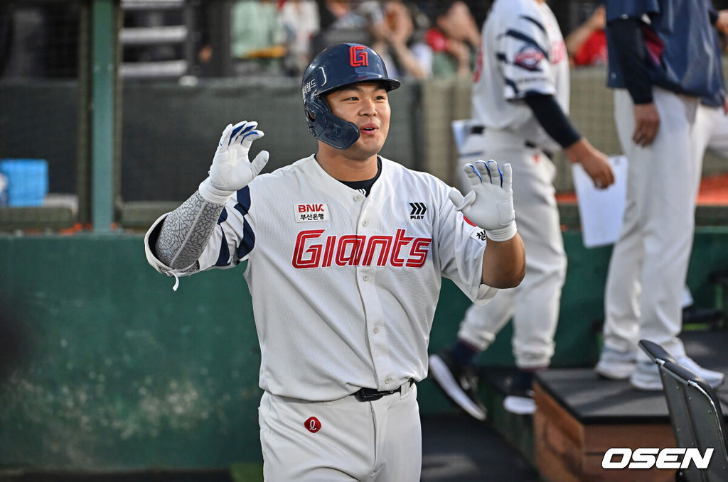 27일 부산 사직야구장에서 2026 신한 SOL KBO 리그 롯데 자이언츠와 LG 트윈스의 경기가 열렸다. 홈팀 롯데는 나균안이, 방문팀 LG는 치리노스가 선발 출전했다.롯데 자이언츠 김동현이 2회말 좌중월 솔로 홈런을 치고 기뻐하고 있다. 2026.05.27 / foto0307@osen.co.kr