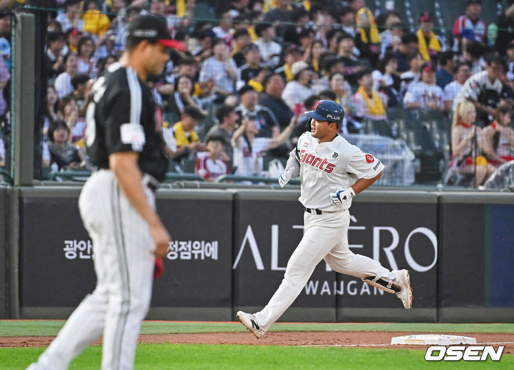 27일 부산 사직야구장에서 2026 신한 SOL KBO 리그 롯데 자이언츠와 LG 트윈스의 경기가 열렸다. 홈팀 롯데는 나균안이, 방문팀 LG는 치리노스가 선발 출전했다.롯데 자이언츠 김동현이 2회말 좌중월 솔로 홈런을 치고 그라운드를 돌고 있다. 2026.05.27 / foto0307@osen.co.kr