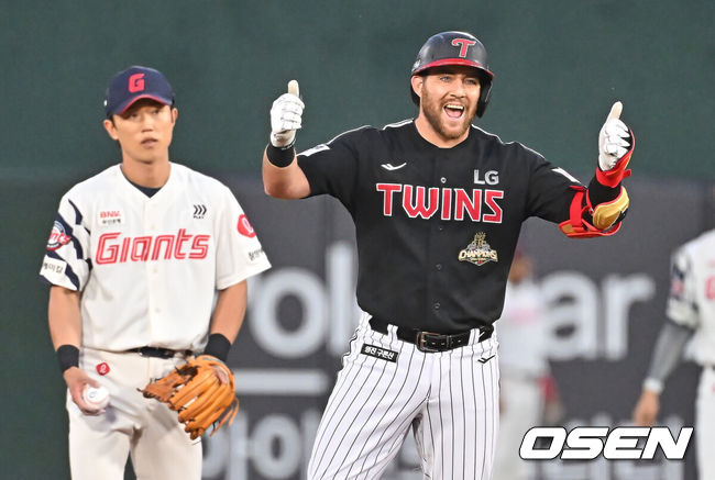 [OSEN=부산, 이석우 기자] 27일 부산 사직야구장에서 2026 신한 SOL KBO 리그 롯데 자이언츠와 LG 트윈스의 경기가 열렸다. 홈팀 롯데는 나균안이, 방문팀 LG는 치리노스가 선발 출전했다.LG 트윈스 오스틴이 1회초 1사 2루 우중간 1타점 2루타를 치고 세리머니를 하고 있다. 2026.05.27 / foto0307@osen.co.kr