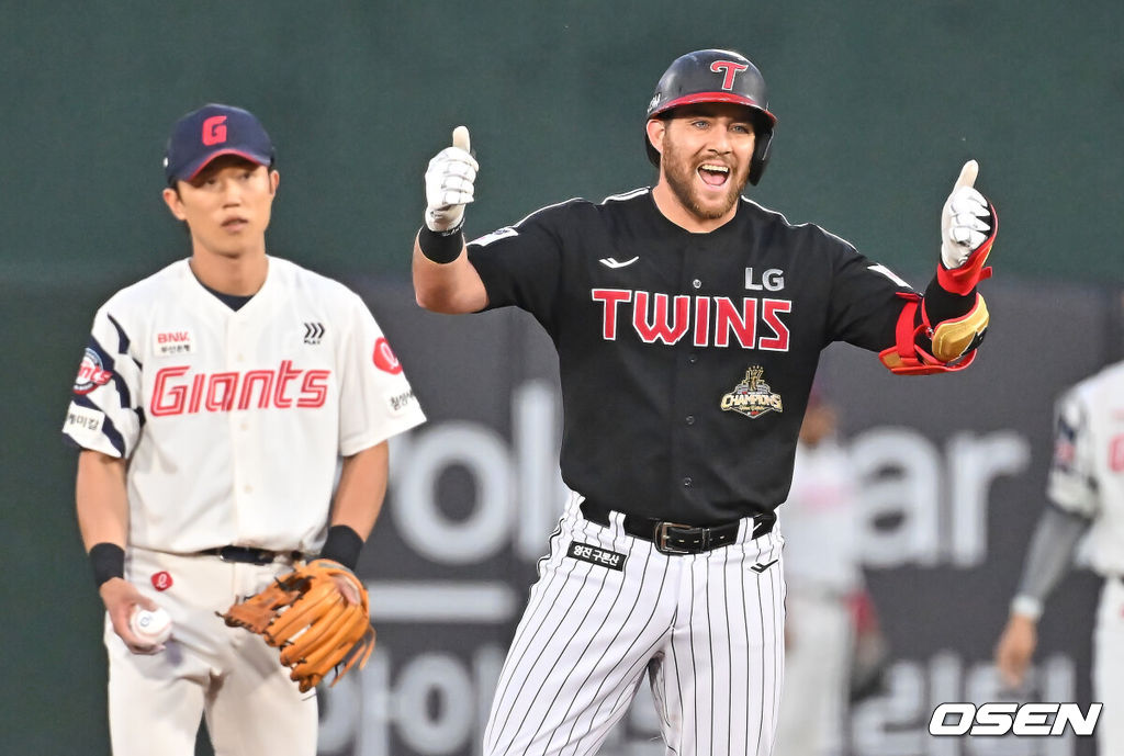 27일 부산 사직야구장에서 2026 신한 SOL KBO 리그 롯데 자이언츠와 LG 트윈스의 경기가 열렸다. 홈팀 롯데는 나균안이, 방문팀 LG는 치리노스가 선발 출전했다.LG 트윈스 오스틴이 1회초 1사 2루 우중간 1타점 2루타를 치고 세리머니를 하고 있다. 2026.05.27 / foto0307@osen.co.kr