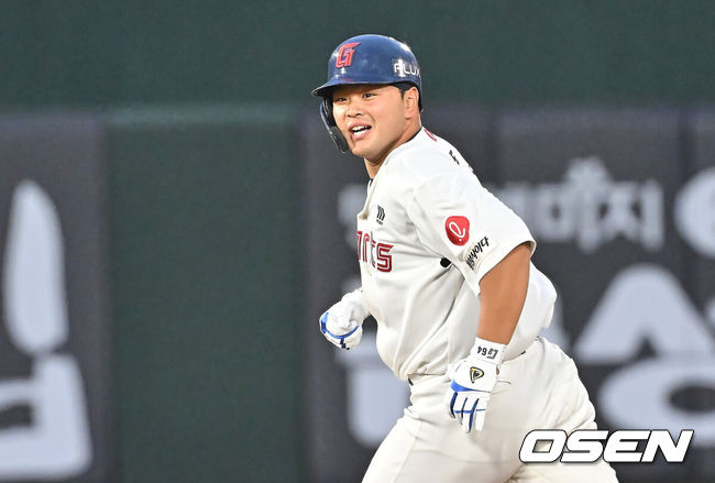 [OSEN=부산, 이석우 기자] 27일 부산 사직야구장에서 2026 신한 SOL KBO 리그 롯데 자이언츠와 LG 트윈스의 경기가 열렸다. 홈팀 롯데는 나균안이, 방문팀 LG는 치리노스가 선발 출전했다.롯데 자이언츠 김동현이 2회말 좌중월 솔로 홈런을 치고 기뻐하고 있다. 2026.05.27 / foto0307@osen.co.kr