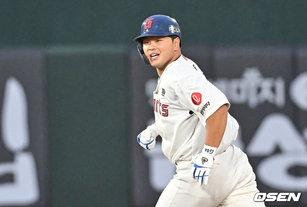 27일 부산 사직야구장에서 2026 신한 SOL KBO 리그 롯데 자이언츠와 LG 트윈스의 경기가 열렸다. 홈팀 롯데는 나균안이, 방문팀 LG는 치리노스가 선발 출전했다.롯데 자이언츠 김동현이 2회말 좌중월 솔로 홈런을 치고 기뻐하고 있다. 2026.05.27 / foto0307@osen.co.kr
