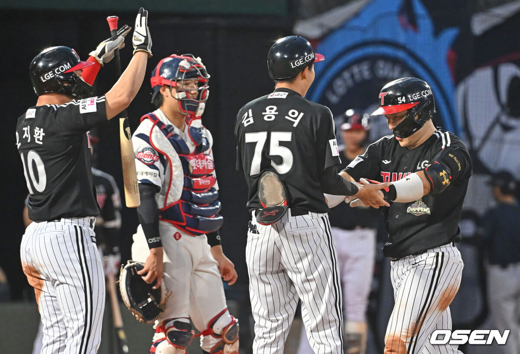 27일 부산 사직야구장에서 2026 신한 SOL KBO 리그 롯데 자이언츠와 LG 트윈스의 경기가 열렸다. 홈팀 롯데는 나균안이, 방문팀 LG는 치리노스가 선발 출전했다.LG 트윈스 박동원이 3회초 2사 2루 좌월 2점 홈런을 치고 하이파이브를 하고 있다. 2026.05.27 / foto0307@osen.co.kr