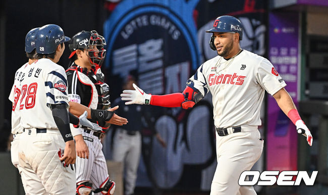 [OSEN=부산, 이석우 기자] 27일 부산 사직야구장에서 2026 신한 SOL KBO 리그 롯데 자이언츠와 LG 트윈스의 경기가 열렸다. 홈팀 롯데는 나균안이, 방문팀 LG는 치리노스가 선발 출전했다.롯데 자이언츠 레이에스가 2회말 2사 1,2루 우월 3점 홈런을 치고 하이파이브를 하고 있다. 2026.05.27 / foto0307@osen.co.kr