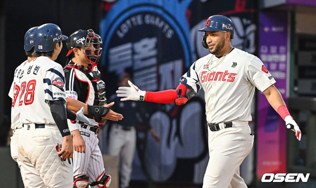 27일 부산 사직야구장에서 2026 신한 SOL KBO 리그 롯데 자이언츠와 LG 트윈스의 경기가 열렸다. 홈팀 롯데는 나균안이, 방문팀 LG는 치리노스가 선발 출전했다.롯데 자이언츠 레이에스가 2회말 2사 1,2루 우월 3점 홈런을 치고 하이파이브를 하고 있다. 2026.05.27 / foto0307@osen.co.kr
