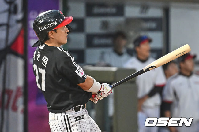 [OSEN=부산, 이석우 기자] 27일 부산 사직야구장에서 2026 신한 SOL KBO 리그 롯데 자이언츠와 LG 트윈스의 경기가 열렸다. 홈팀 롯데는 나균안이, 방문팀 LG는 치리노스가 선발 출전했다.LG 트윈스 박동원이 3회초 2사 2루 좌월 2점 홈런을 치고 있다. 2026.05.27 / foto0307@osen.co.kr