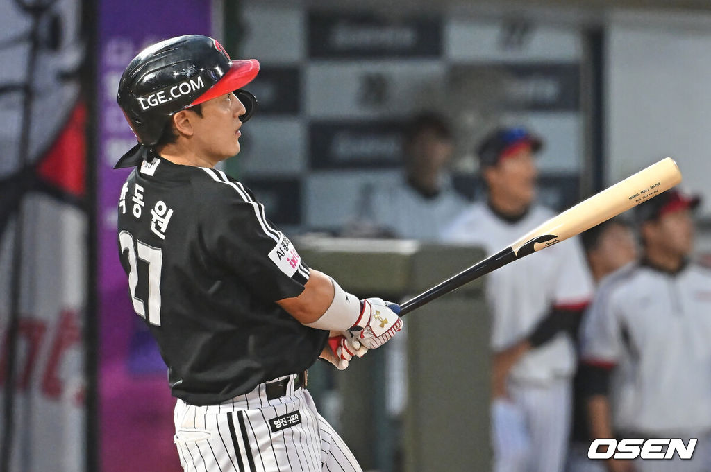 27일 부산 사직야구장에서 2026 신한 SOL KBO 리그 롯데 자이언츠와 LG 트윈스의 경기가 열렸다. 홈팀 롯데는 나균안이, 방문팀 LG는 치리노스가 선발 출전했다.LG 트윈스 박동원이 3회초 2사 2루 좌월 2점 홈런을 치고 있다. 2026.05.27 / foto0307@osen.co.kr