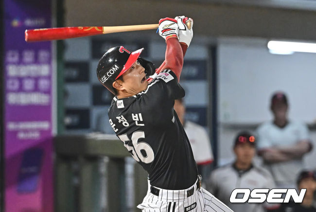 [OSEN=부산, 이석우 기자] 27일 부산 사직야구장에서 2026 신한 SOL KBO 리그 롯데 자이언츠와 LG 트윈스의 경기가 열렸다. 홈팀 롯데는 나균안이, 방문팀 LG는 치리노스가 선발 출전했다.LG 트윈스 문정빈이 7회초 2사 1,2루 우익수 오른쪽 역전 2타점 3루타를 치고 있다. 2026.05.27 / foto0307@osen.co.kr