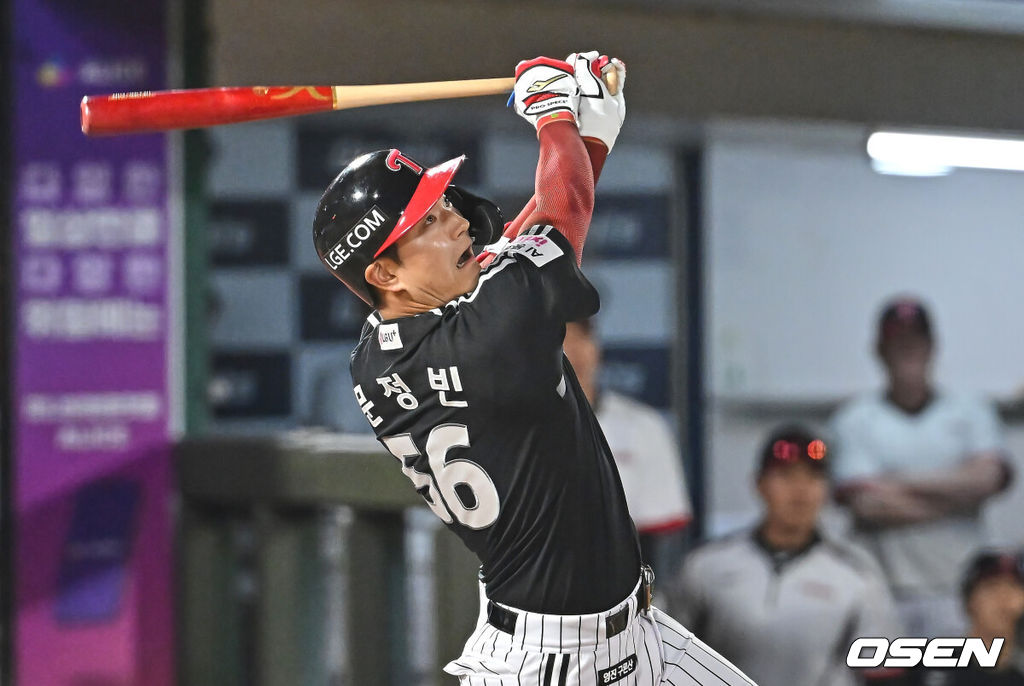 27일 부산 사직야구장에서 2026 신한 SOL KBO 리그 롯데 자이언츠와 LG 트윈스의 경기가 열렸다. 홈팀 롯데는 나균안이, 방문팀 LG는 치리노스가 선발 출전했다.LG 트윈스 문정빈이 7회초 2사 1,2루 우익수 오른쪽 역전 2타점 3루타를 치고 있다. 2026.05.27 / foto0307@osen.co.kr