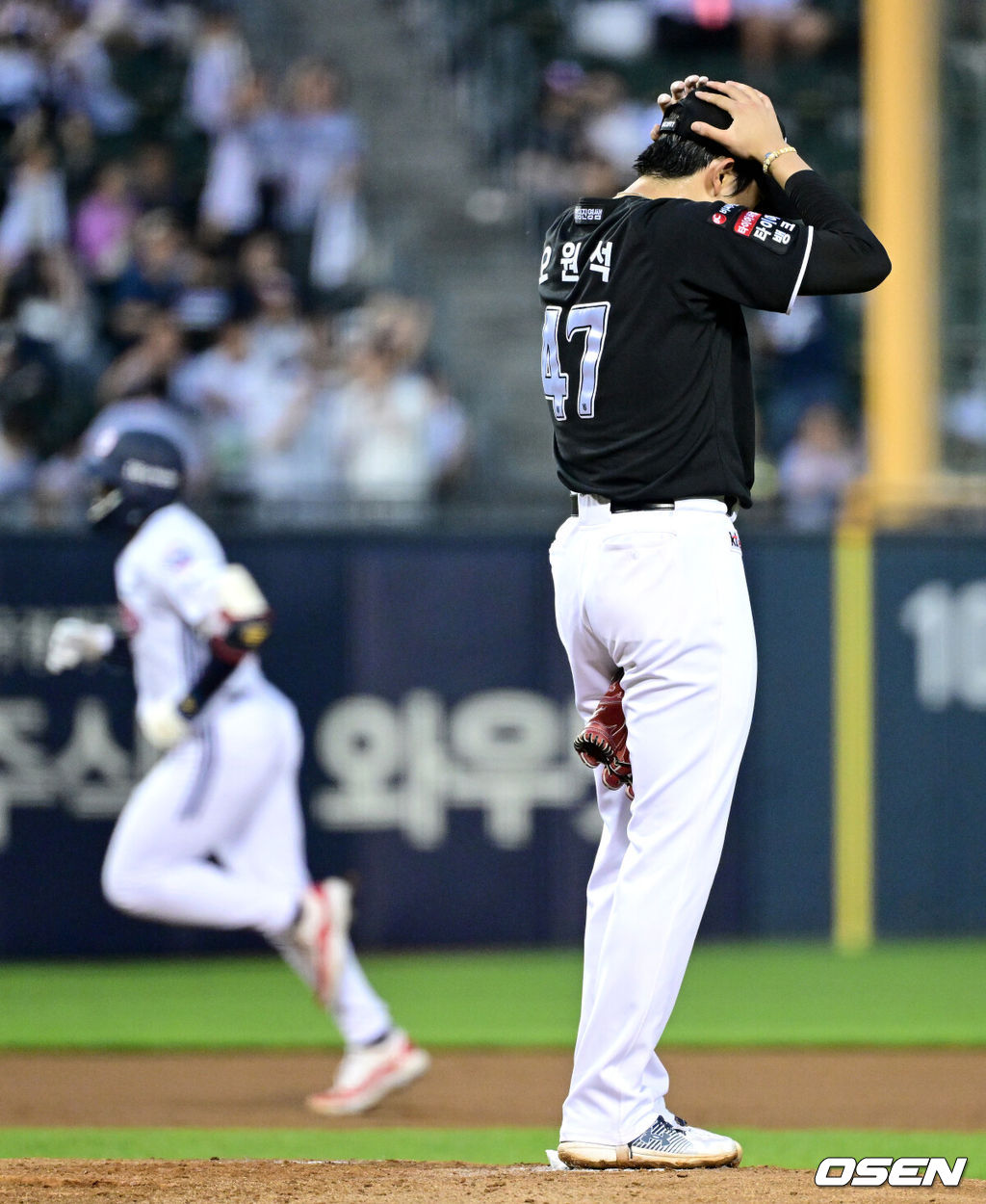 27일 서울 잠실야구장에서 ‘2026 신한 SOL Bank KBO리그’ 두산 베어스와 KT 위즈의 경기가 열렸다.홈팀 두산은 웨스 벤자민, 방문팀 KT는 오원석을 선발로 내세웠다.3회말 1사 1루 상황 두산 다즈 카메론에게 좌월 투런포를 내준 KT 선발 오원석이 아쉬워하고 있다. 2026.05.27 / dreamer@osen.co.kr