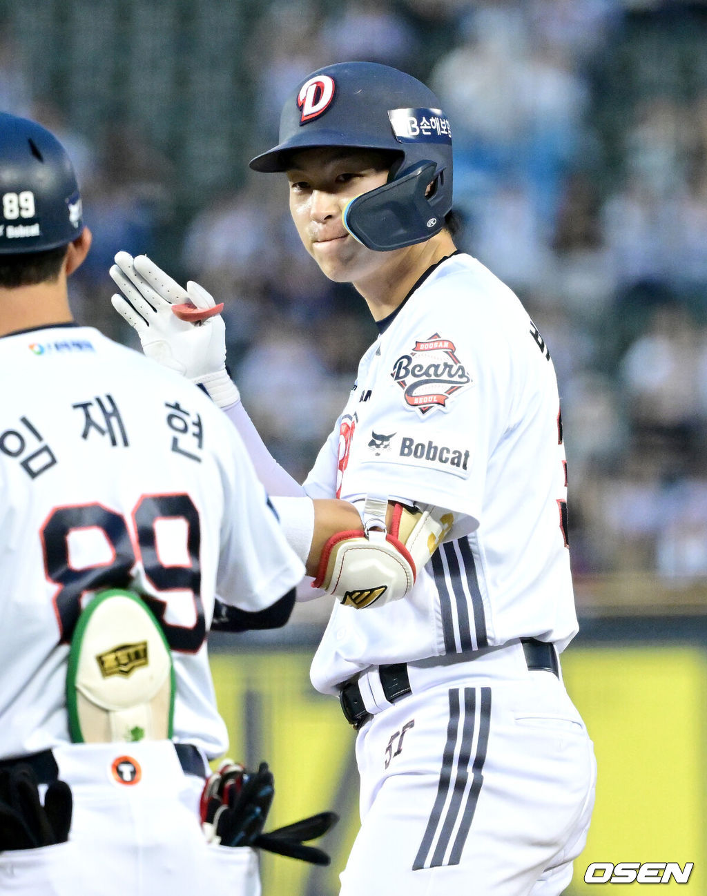 27일 서울 잠실야구장에서 ‘2026 신한 SOL Bank KBO리그’ 두산 베어스와 KT 위즈의 경기가 열렸다.홈팀 두산은 웨스 벤자민, 방문팀 KT는 오원석을 선발로 내세웠다.3회말 1사 2루 상황 두산 박지훈이 달아나는 1타점 적시타를 날리고 1루에 안착해 기뻐하고 있다. 2026.05.27 / dreamer@osen.co.kr