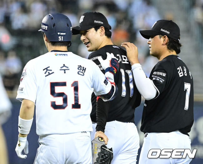 [OSEN=잠실, 최규한 기자] 27일 서울 잠실야구장에서 ‘2026 신한 SOL Bank KBO리그’ 두산 베어스와 KT 위즈의 경기가 열렸다.홈팀 두산은 웨스 벤자민, 방문팀 KT는 오원석을 선발로 내세웠다.6회말 무사 선두타자로 나선 두산 조수행의 안타 때 KT 투수 스기모토가 타구에 맞았다. 스기모토의 상태를 살피는 조수행. 2026.05.27 / dreamer@osen.co.kr