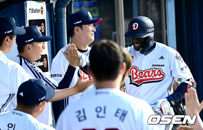 [OSEN=잠실, 최규한 기자] 27일 서울 잠실야구장에서 ‘2026 신한 SOL Bank KBO리그’ 두산 베어스와 KT 위즈의 경기가 열렸다.홈팀 두산은 웨스 벤자민, 방문팀 KT는 오원석을 선발로 내세웠다.3회말 1사 1루 상황 두산 다즈 카메론이 달아나는 좌월 투런포를 날리고 홈을 밟은 뒤 김원형 감독과 기뻐하고 있다. 2026.05.27 / dreamer@osen.co.kr
