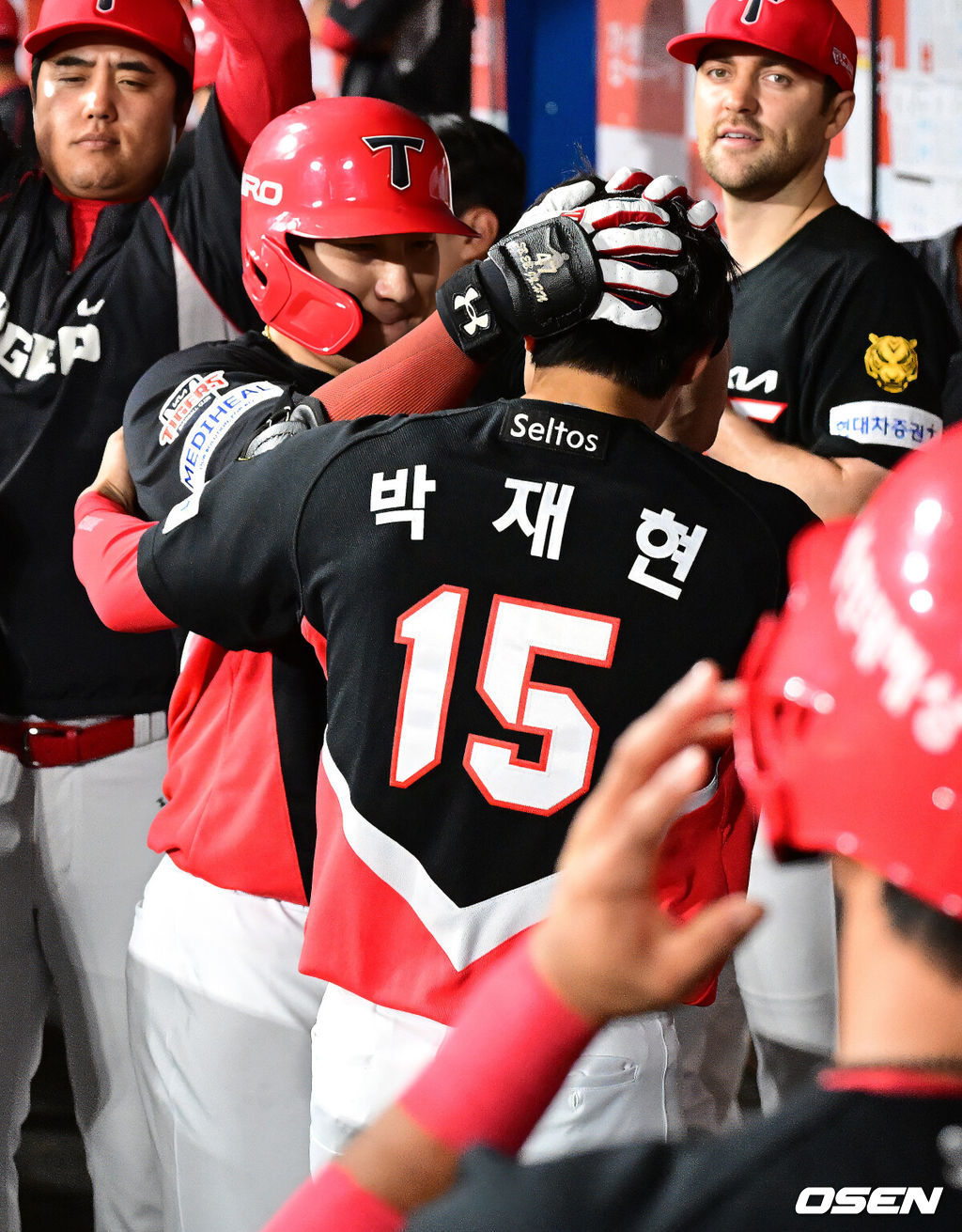 27일 오후 서울 고척스카이돔에서 2026 신한 SOL KBO리그 키움 히어로즈와 KIA 타이거즈의 경기가 열렸다.이날 키움은 라울 알칸타라, KIA는 제임스 네일을 선발로 내세웠다.8회초 무사에서 KIA 나성범이 우월 솔로포를 날리고 더그아웃에서 동료선수들과 기뻐하고 있다. 2026.05.27 / jpnews@osen.co.kr