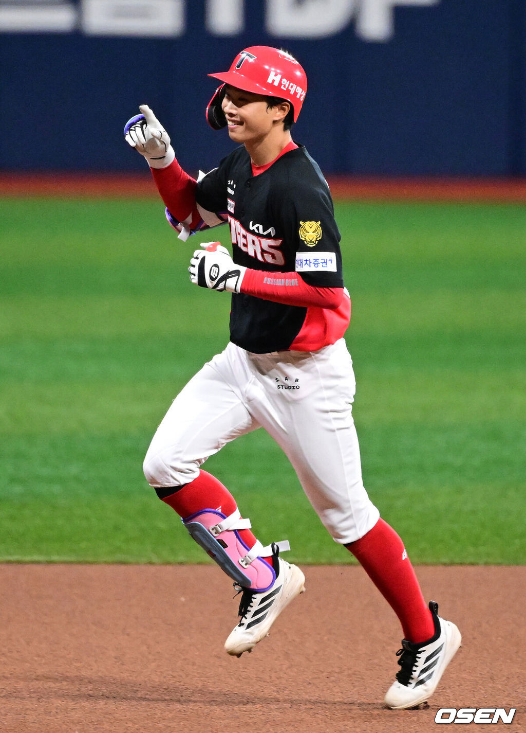 27일 오후 서울 고척스카이돔에서 2026 신한 SOL KBO리그 키움 히어로즈와 KIA 타이거즈의 경기가 열렸다.이날 키움은 라울 알칸타라, KIA는 제임스 네일을 선발로 내세웠다.1회초 무사에서 KIA 박재현이 선두타자 초구 홈런을 날리며 기뻐하고 있다. 2026.05.27 / jpnews@osen.co.kr