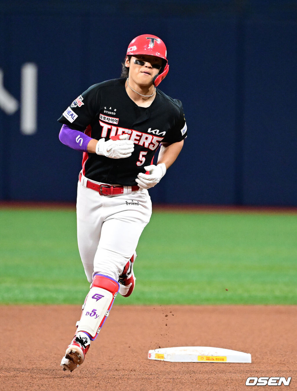27일 오후 서울 고척스카이돔에서 2026 신한 SOL KBO리그 키움 히어로즈와 KIA 타이거즈의 경기가 열렸다.이날 키움은 라울 알칸타라, KIA는 제임스 네일을 선발로 내세웠다.4회초 1사에서 KIA 김도영이 좌중간 솔로포를 날리고 그라운드를 돌고 있다. 2026.05.27 / jpnews@osen.co.kr