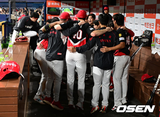 [OSEN=고척, 지형준 기자] 27일 오후 서울 고척스카이돔에서 2026 신한 SOL KBO리그 키움 히어로즈와 KIA 타이거즈의 경기가 열렸다.이날 키움은 라울 알칸타라, KIA는 제임스 네일을 선발로 내세웠다.8회초 무사에서 KIA 한준수가 우월 솔로포를 날리고 더그아웃에서 동료선수들과 기뻐하고 있다. 2026.05.27&nbsp;/ jpnews@osen.co.kr