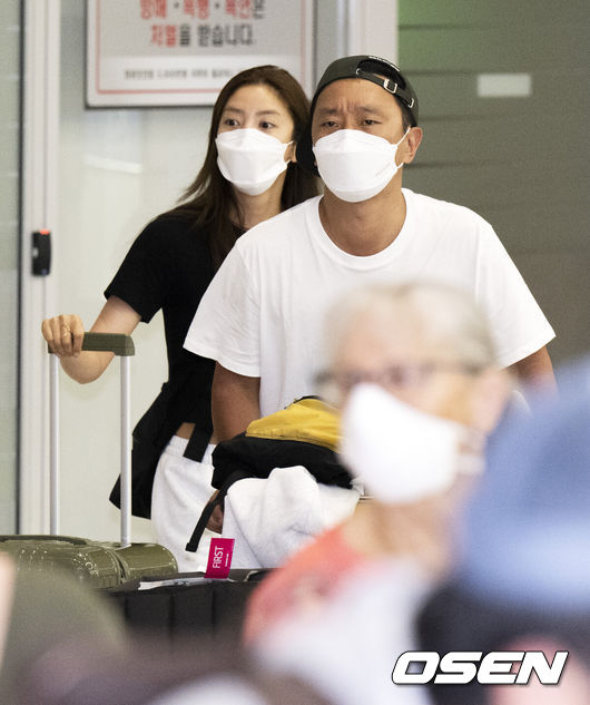 [OSEN=지형준 기자] 손담비, 이규혁 부부가 28일 오후 하와이 신혼여행을 마치고 인천국제공항을 통해 귀국했다.<br /><br />손담비, 이규혁 부부가 입국장을 나서고 있다. 2022.05.28 /jpnews@osen.co.kr