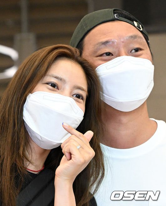 [OSEN=지형준 기자] 손담비, 이규혁 부부가 28일 오후 하와이 신혼여행을 마치고 인천국제공항을 통해 귀국했다.<br /><br />손담비, 이규혁 부부가 포즈를 취하고 있다. 2022.05.28 /jpnews@osen.co.kr