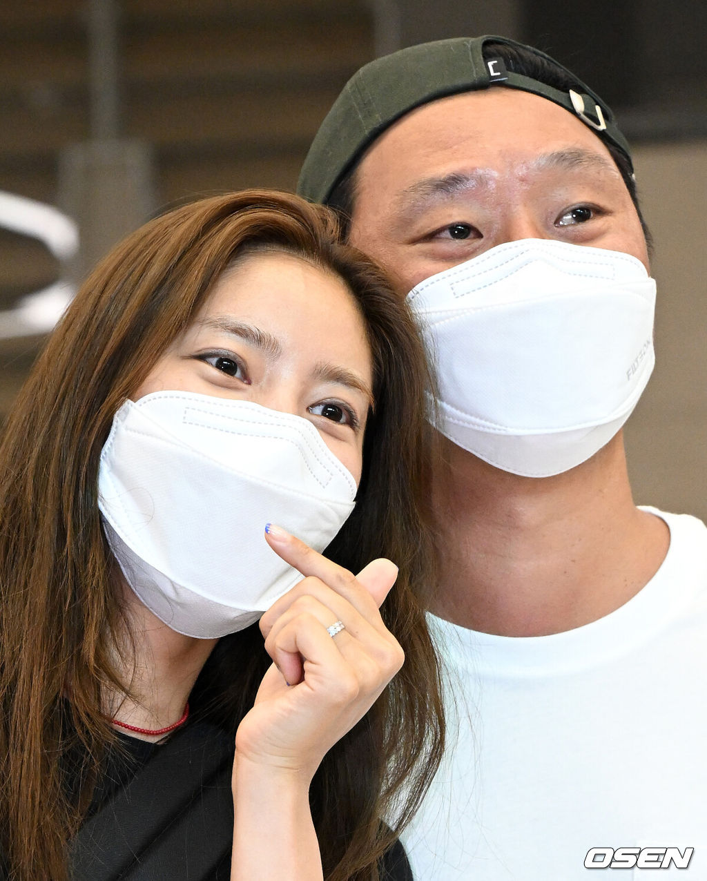 손담비, 이규혁 부부가 28일 오후 하와이 신혼여행을 마치고 인천국제공항을 통해 귀국했다.<br /><br />손담비, 이규혁 부부가 포즈를 취하고 있다. 2022.05.28 /jpnews@osen.co.kr