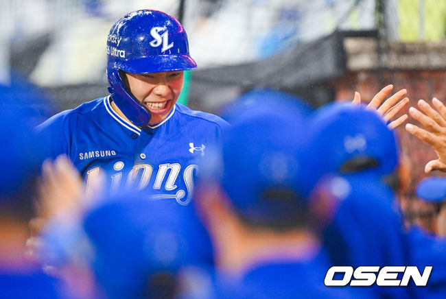 [OSEN=인천, 민경훈 기자] 27일 인천SSG랜더스필드에서 2026 신한 SOL KBO리그 SSG 랜더스와 삼성 라이온즈의 경기가 열렸다. 9회초 1사 주자 1,2루 삼성 최형우의 우익수 앞 1타점 적시타때 홈을 밟은 김지찬이 덕아웃에서 동료들과 하이파이브를 하고 있다. 2026.05.27&nbsp;/ rumi@osen.co.kr