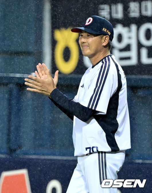 [OSEN=잠실, 최규한 기자] 웨스 벤자민이 이강철 감독이 보는 앞에서 7이닝 무실점 완벽투를 선보이며&nbsp;친정에 비수를 제대로 꽂았다.&nbsp;프로야구 두산 베어스는 27일 서울 잠실구장에서 열린 2026 신한 SOL KBO리그 KT 위즈와의 시즌 5차전에서 5-0 완승을 거뒀다.&nbsp;전날 0-6 완패를 설욕한 두산은 4연패를 끊어내며 시즌 23승 1무 26패를 기록했다. 반면 연승에 실패한 KT는 28승 1무 20패가 됐다.&nbsp;경기를 마치고 승리한 두산 김원형 감독이 선수들을 맞이하며 박수를 보내고 있다. 2026.05.27 / dreamer@osen.co.kr