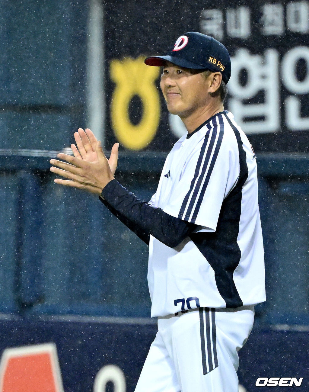 웨스 벤자민이 이강철 감독이 보는 앞에서 7이닝 무실점 완벽투를 선보이며 친정에 비수를 제대로 꽂았다. 프로야구 두산 베어스는 27일 서울 잠실구장에서 열린 2026 신한 SOL KBO리그 KT 위즈와의 시즌 5차전에서 5-0 완승을 거뒀다. 전날 0-6 완패를 설욕한 두산은 4연패를 끊어내며 시즌 23승 1무 26패를 기록했다. 반면 연승에 실패한 KT는 28승 1무 20패가 됐다. 경기를 마치고 승리한 두산 김원형 감독이 선수들을 맞이하며 박수를 보내고 있다. 2026.05.27 / dreamer@osen.co.kr