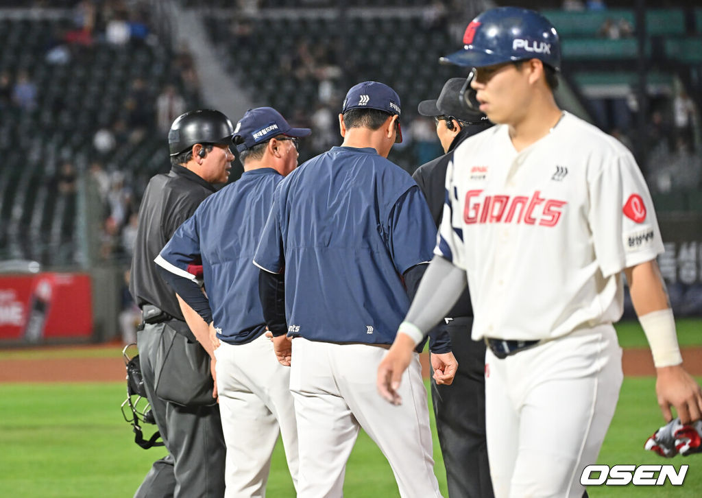 27일 부산 사직야구장에서 2026 신한 SOL KBO 리그 롯데 자이언츠와 LG 트윈스의 경기가 열렸다. 홈팀 롯데는 나균안이, 방문팀 LG는 치리노스가 선발 출전했다.롯데 자이언츠 김태형 감독이 9회말 3루수 맞고 유격수 1루타를 치고 2루까지 쇄도했으나 아웃된 고승민의 판정에 항의하고 있다. 2026.05.27 / foto0307@osen.co.kr