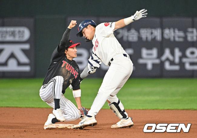 [OSEN=부산, 이석우 기자] 27일 부산 사직야구장에서 2026 신한 SOL KBO 리그 롯데 자이언츠와 LG 트윈스의 경기가 열렸다. 홈팀 롯데는 나균안이, 방문팀 LG는 치리노스가 선발 출전했다.롯데 자이언츠 고승민이 9회말 3루수 맞고 유격수 1루타를 치고 2루까지 쇄도했으나 아웃되고 있다. 2026.05.27 / foto0307@osen.co.kr