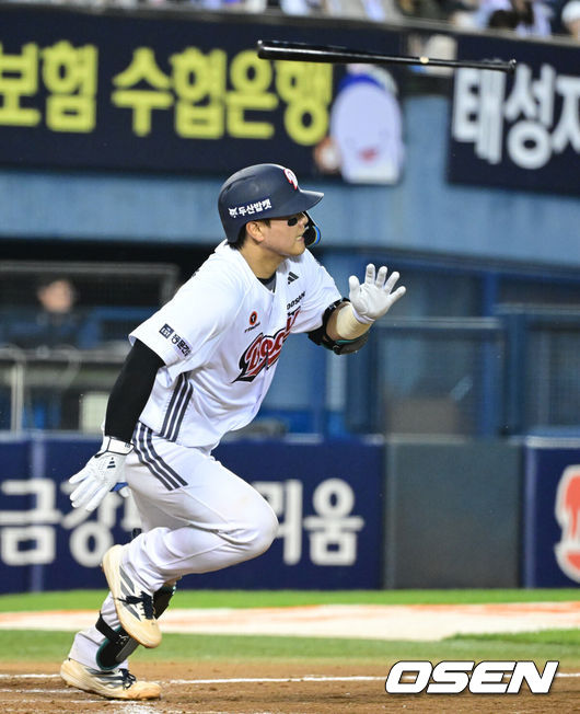 [OSEN=잠실, 최규한 기자] 27일 서울 잠실야구장에서 ‘2026 신한 SOL Bank KBO리그’ 두산 베어스와 KT 위즈의 경기가 열렸다.홈팀 두산은 웨스 벤자민, 방문팀 KT는 오원석을 선발로 내세웠다.4회말 무사 2루 상황 두산 윤준호가 달아나는 1타점 적시타를 날리고 있다. 2026.05.27 / dreamer@osen.co.kr