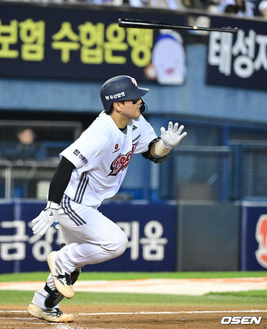 27일 서울 잠실야구장에서 ‘2026 신한 SOL Bank KBO리그’ 두산 베어스와 KT 위즈의 경기가 열렸다.홈팀 두산은 웨스 벤자민, 방문팀 KT는 오원석을 선발로 내세웠다.4회말 무사 2루 상황 두산 윤준호가 달아나는 1타점 적시타를 날리고 있다. 2026.05.27 / dreamer@osen.co.kr